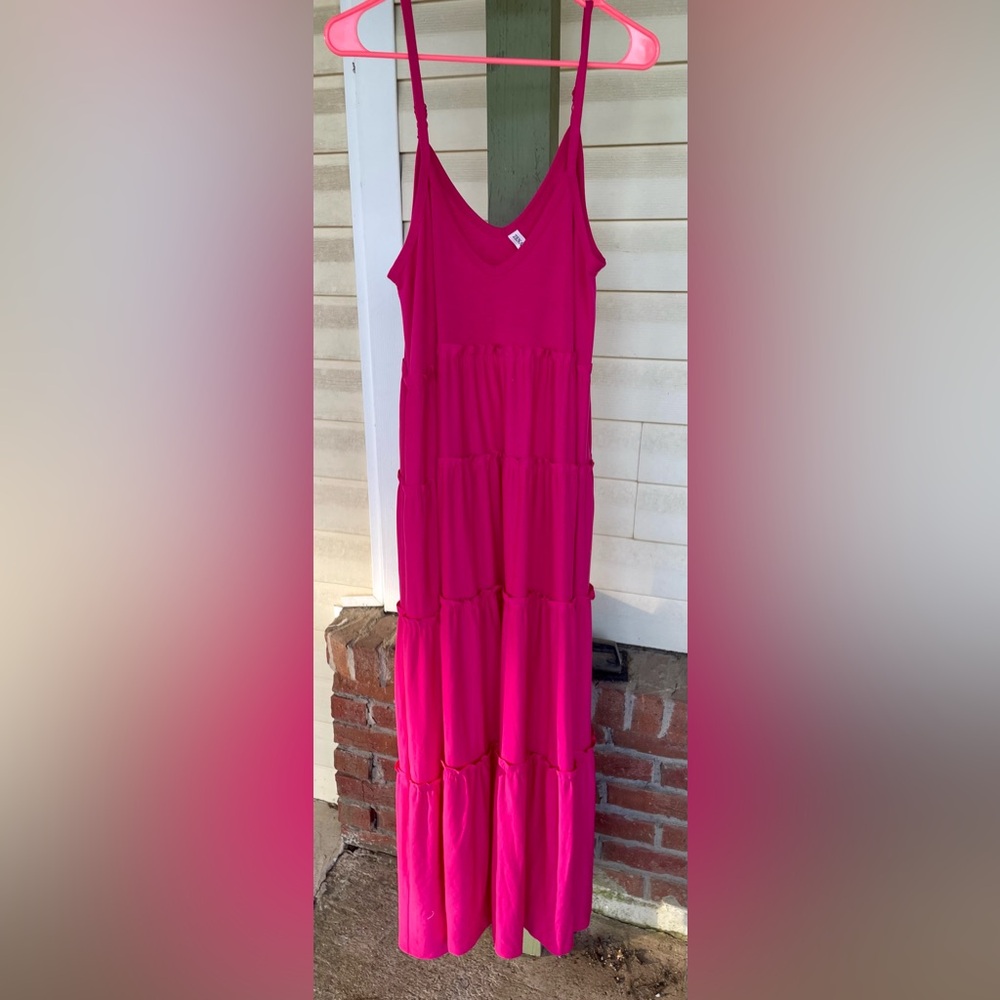 Hot Pink Zenana Maxi Dress with Small Ruffle Detail
Sz large
